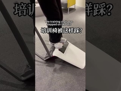 Behoorlijke stapelbare kantoorstoel met zachte kussens en compact ontwerp