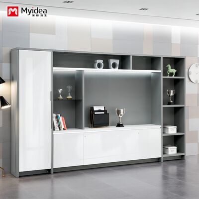 Schap voor de baas en de supervisor, opslagkas met hangende kledingruimte, wit glanzend geschilderde bureaukast met vergrendeling met lichtstrook