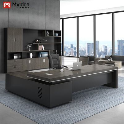 Moderne milieuvriendelijke L-vormige directiebureau met computer en opbergkast met grote capaciteit